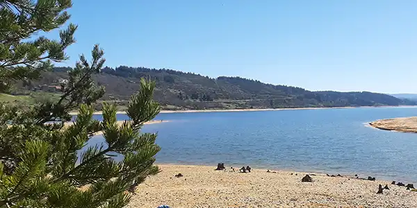 Vue du lac de naussac en Lozère