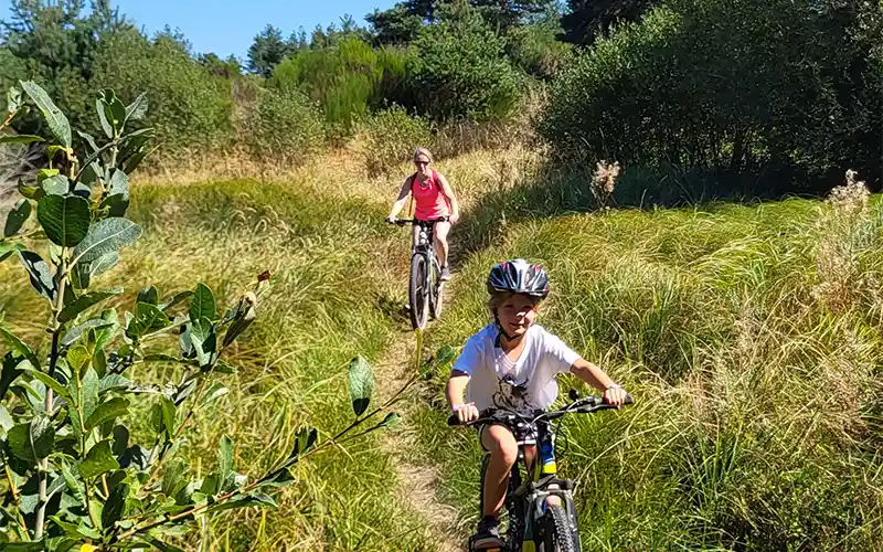 famille rando vtt Margerife Lozère chemin lac Naussac