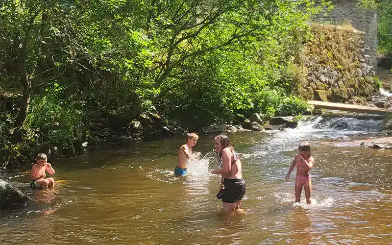 Enfants rivière Loazere margeride