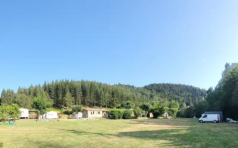 vue générale du camping Le Vieux Moulin en Lozère