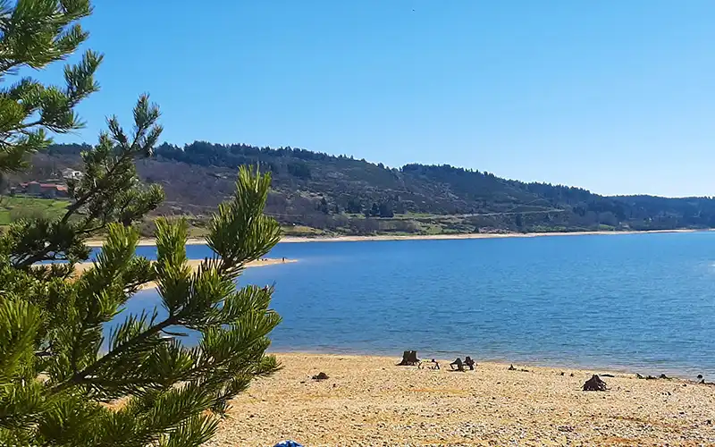 vue sur le lac de Naussac en Lozère