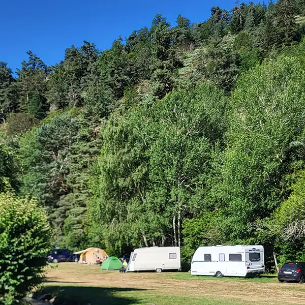 emplacement camping bord de rivière Margeride Lozère